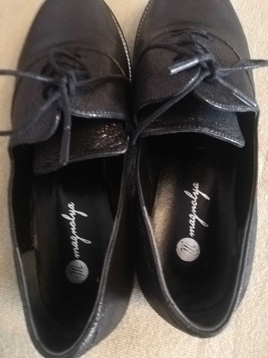 Нови обувки от естествена кожа цвят графит с ефект гланц