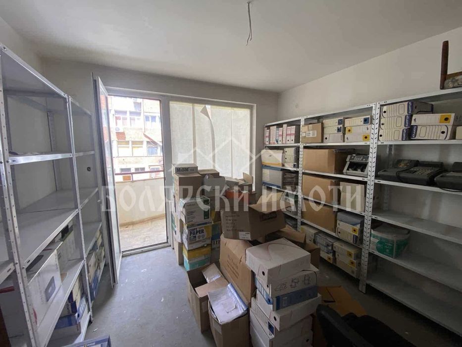 Тристаен апартамент в центъра с гараж