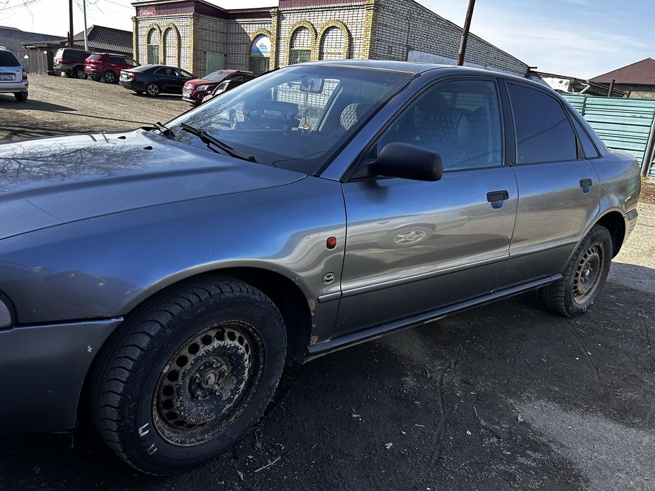 Машина Ауди А4 1999 года