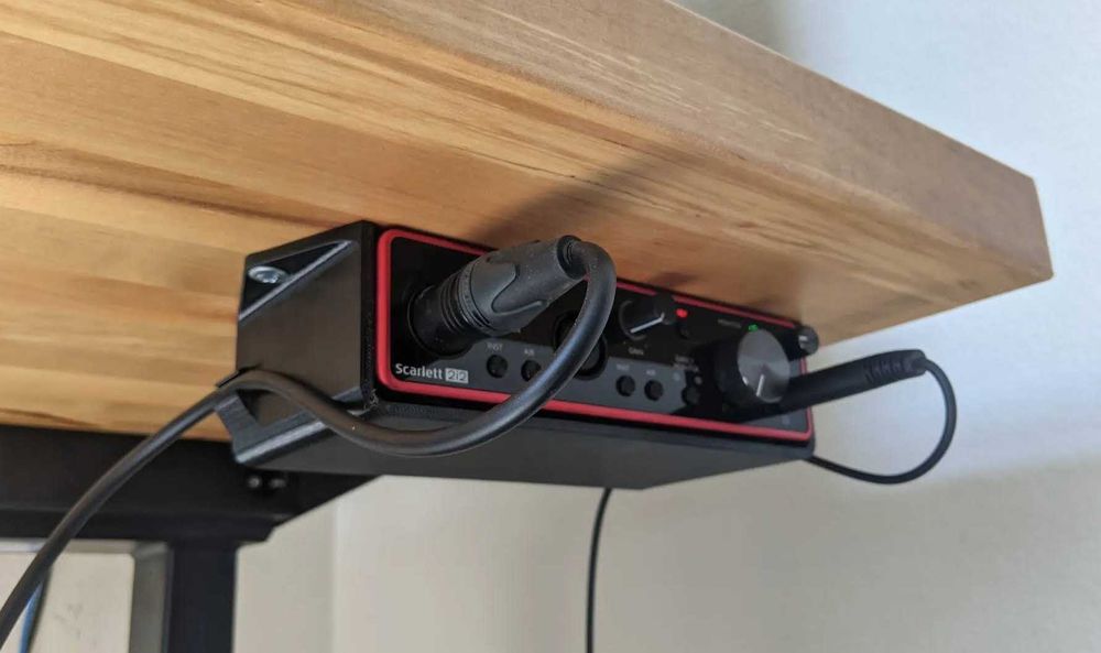 Suport pentru Focusrite Scarlett 2i2, sub birou (under-desk mount)