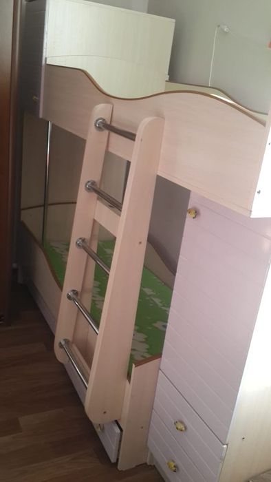 Двухъярусная кровать с матрасами