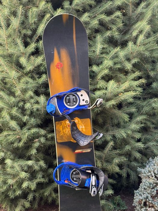 Сноуборд с ботинками.