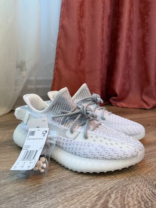 Yeezy 350 noi cu etichete