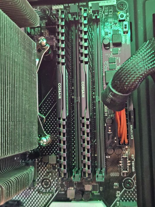 Sistem Gaming Intel i7 9700k, 16GB DDR4, SSD PCIe 1TB, GTX 1050 TI 4GB, sursa 850w Corsair carcasa Razer