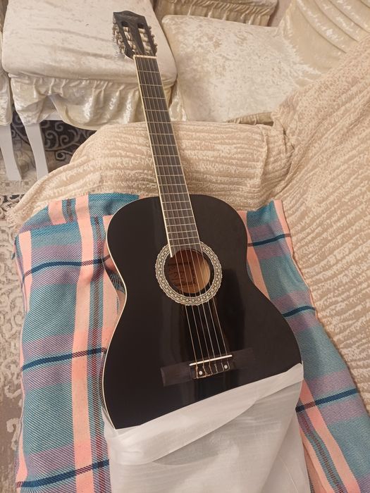 Продам гитару ,новая