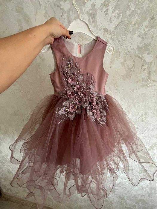 Продам нарядные платья для девочки