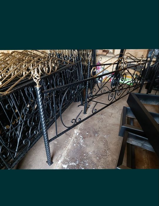 Ритуальные венки, оградки, кресты.