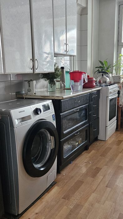 Девушке  в надёжном доме