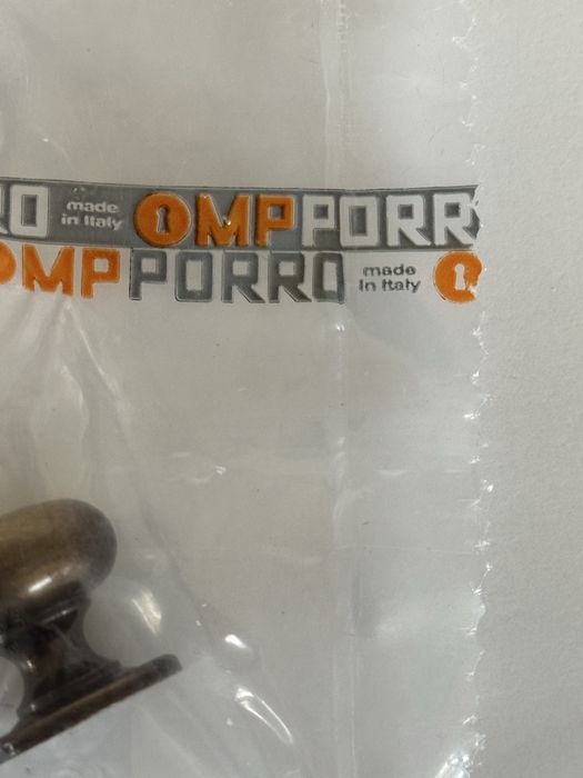 Buntoni din bronz pentru mobila, fabricat in Italia.