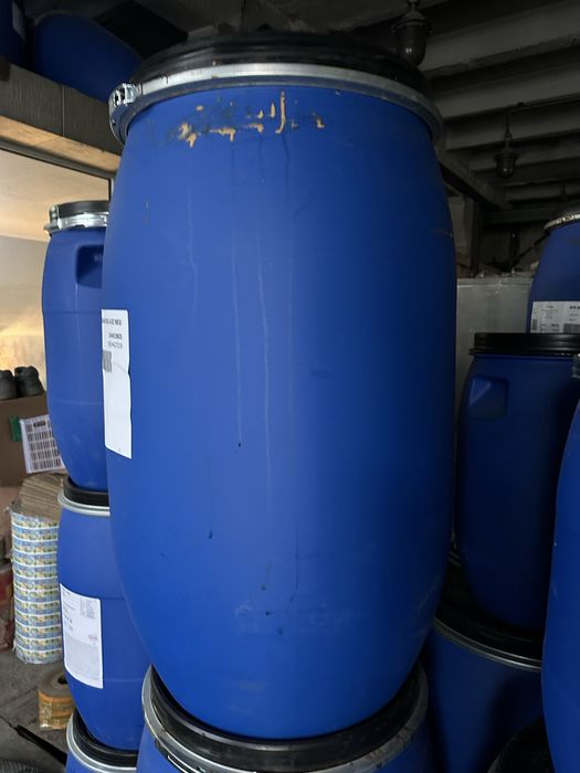 Пластиковые бочки и ведра