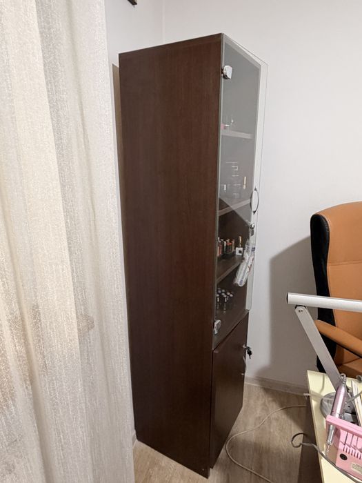 Dulap cu sticla, birou ei scaun ergonomic