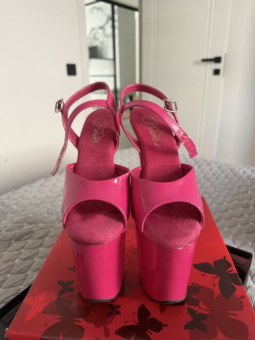 Продам стрипы тройки Pleaser