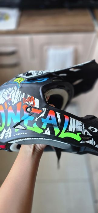 Продавам ендуро каска на Oneal и нагръдник на Alpinstar