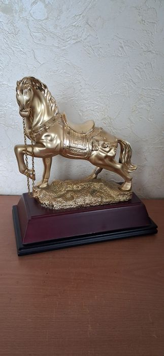Статуэтки коней.