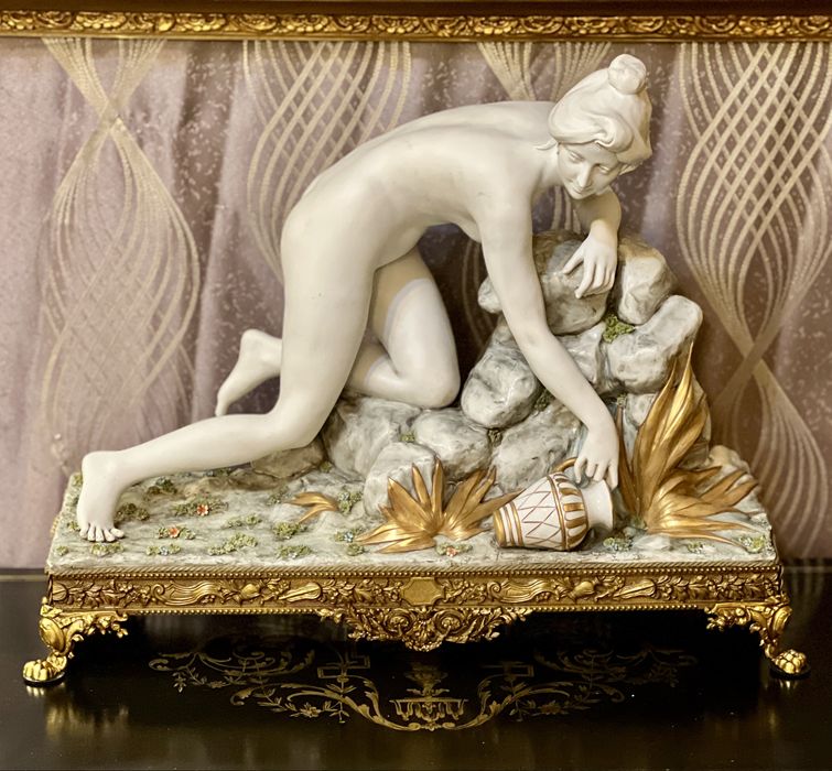 Statuetă din porțelan Capidimonte -semnată de autor