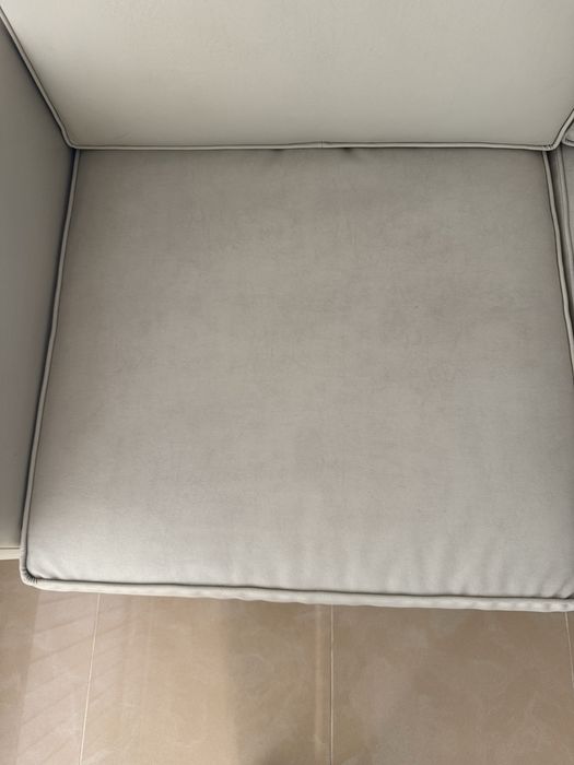 Много запазен кожен двуместен диван