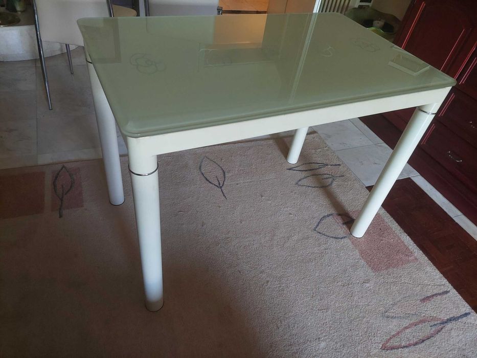 Трапезна маса със стъклен плот + 2 стола облечени в екокожа