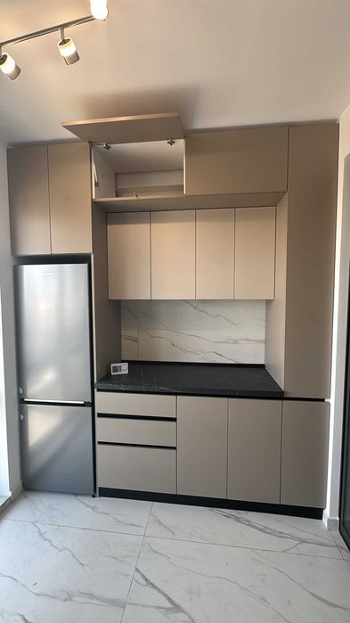 Vand mobila bucatarie noua culoare bej cu negru - dimensiuni- latime 450/inaltime 250/adancime 60