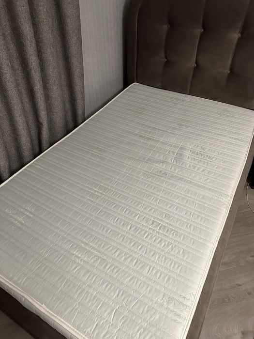 Кровать,одномесная,с матрасом