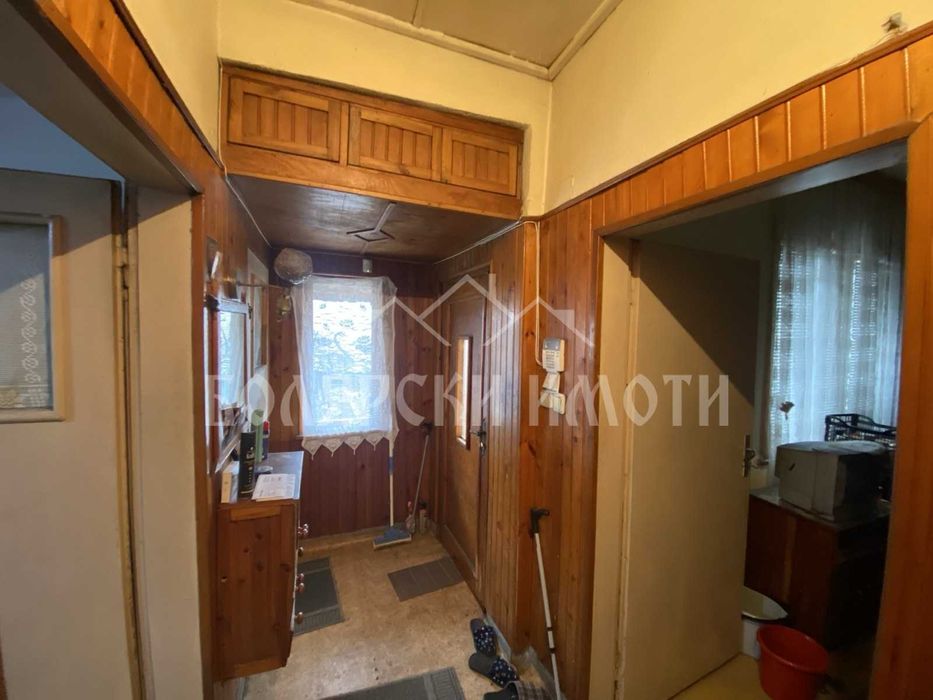 Масивна къща с гараж в с. Самоводене