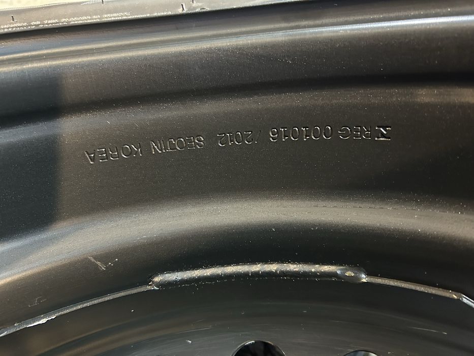 Шины 196/65/15 с диском новым и колпаком