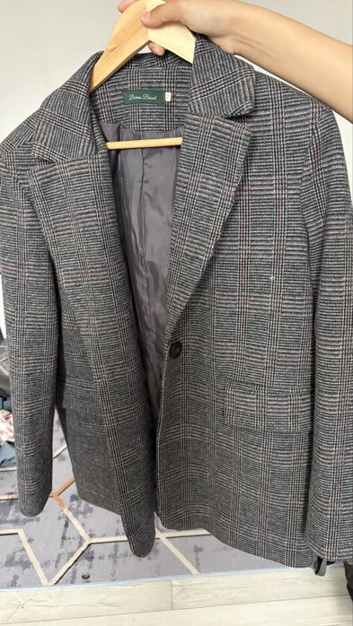 Пиджак – тёплый, серый