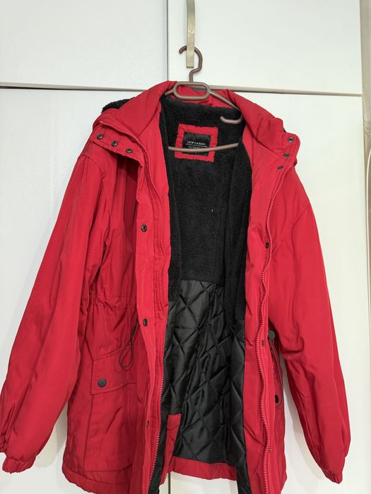 Червено дамско яке с качулка – топло и удобно