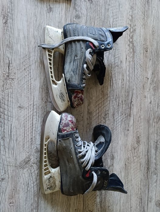 Продам профессиональные коньки хоккейные