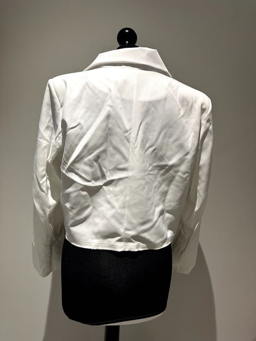 Бяло дамско късо сако