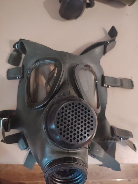 Vând masca de gaze M-74 model militar