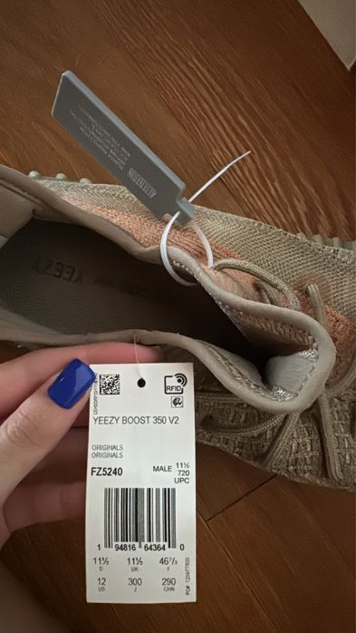 Adidasi Yeezy Boost 360 V2