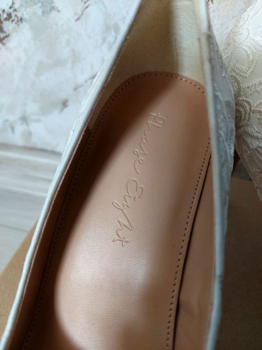 Чисто нови обувки на висок ток