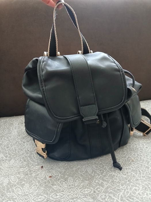 Раница от колекция United Colors of Benetton.