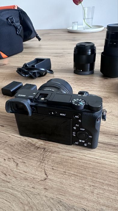 Sony Alpha 6100 + 3 обектива + аксесоари – пълен комплект