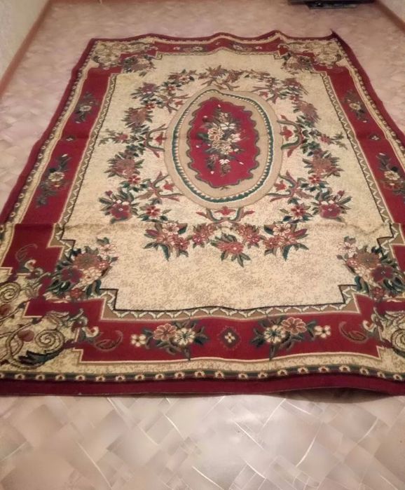 Продаётся  б/у ковры , сундук мебе