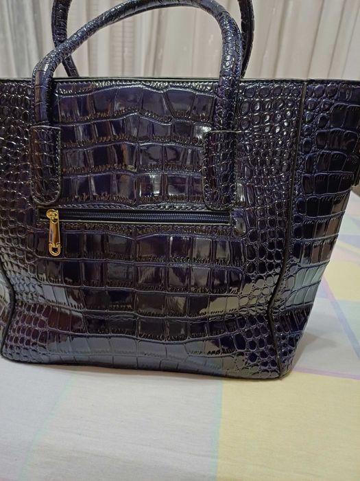 Стилна чанта, изключително красиво индигово синьо,удобно разпределение