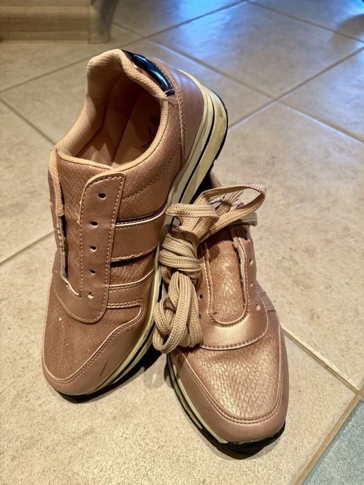 Дамски спортни обувки