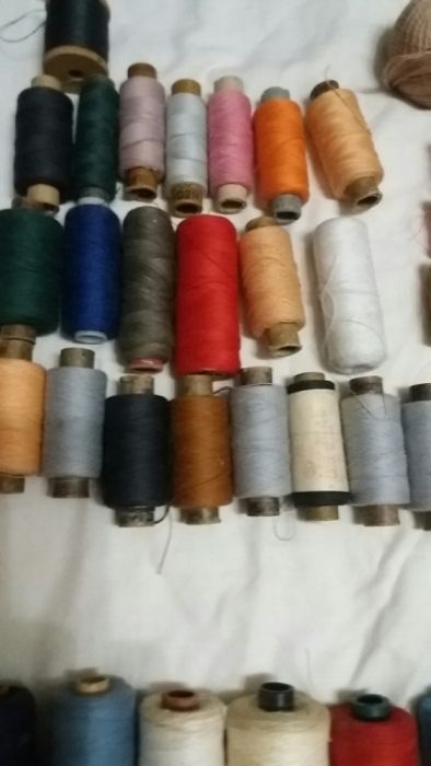 Нитки для шитья ссср разных цветов.