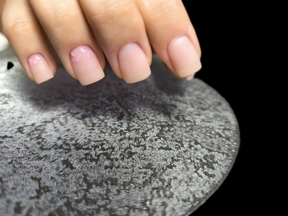 Наращивание ногтей , маникюр , педикюр .