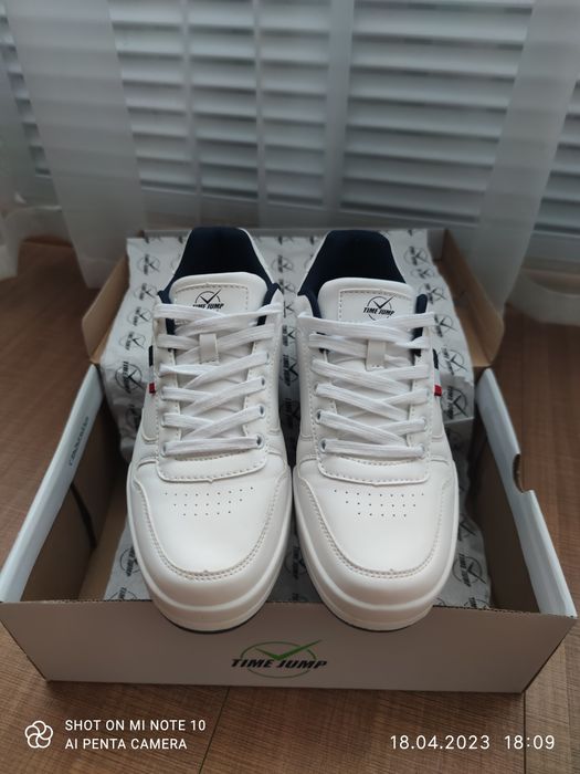 Продам продам кроссовки