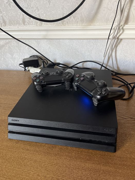 PS4 Pro 1 ТБ + 9игр+2 джойстика отличное состяние