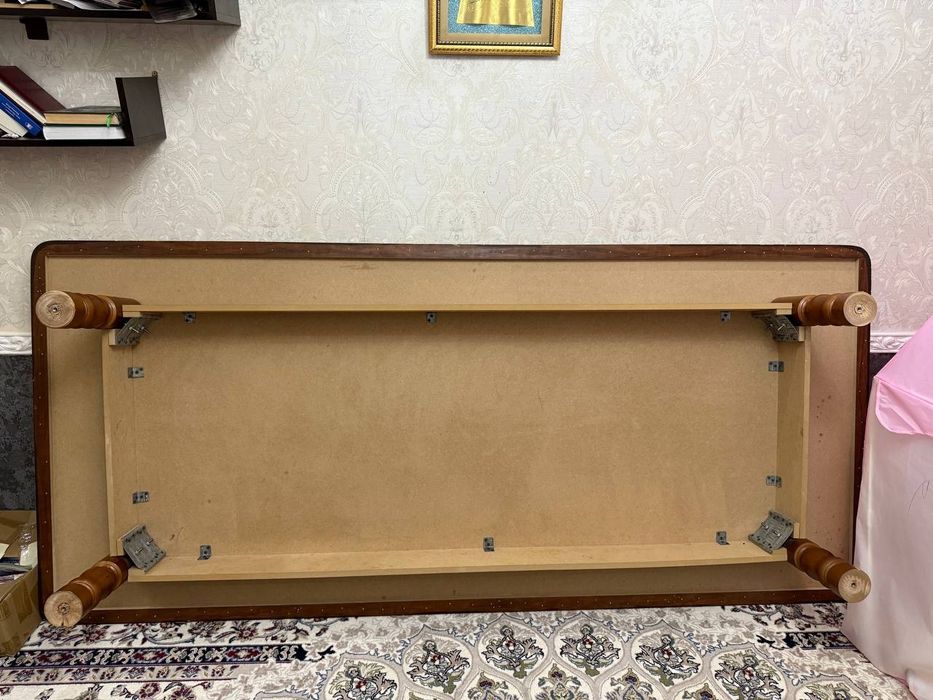 Mehmonhona uchun katta stol