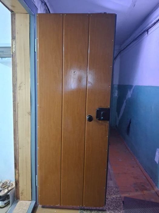 Продам железную дверь