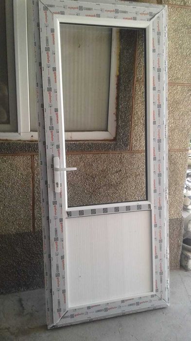 дверь пластиковая новая!