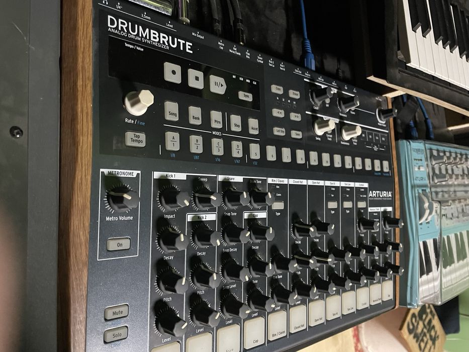 Дръм машина “Arturia Drum brute”