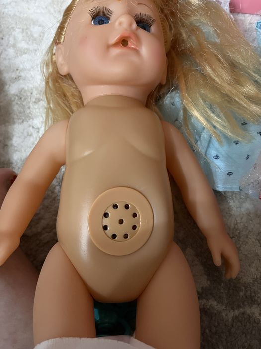Papusa care vorbeste cu toate accesoriile si casuta ca