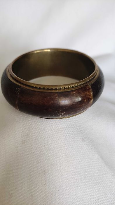 Масивна гривна от месинг и кост