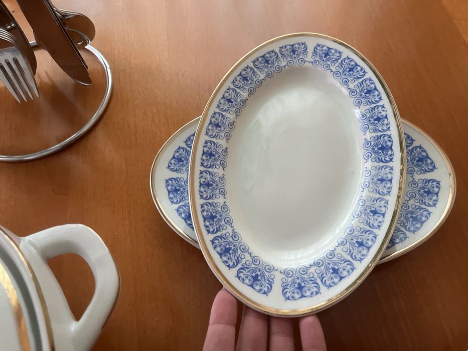 Порцеланов сервиз за хранене със златен кант произведен в България