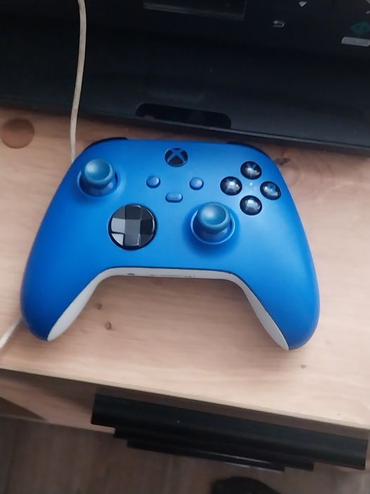 Vând Xbox seria x cu manetă albastră