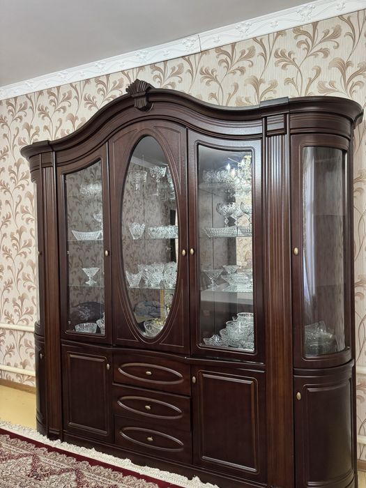 Сервант , горка, стенка